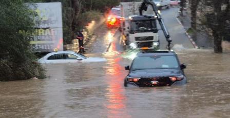 أبو غوش: إنقاذ رجل وامرأة حاصرتهما السيول داخل مركبة