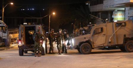 إصابة مواطن بشظايا الرصاص وقوات الاحتلال تقتحم إذنا وبيت أمر والظاهرية والعروب