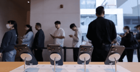 "آيفون يتصدر سوق الهواتف في الصين"