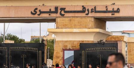 مصر تتمسك بضوابط صارمة لعبور معبر رفح وتضع شروطًا لإعمار غزة