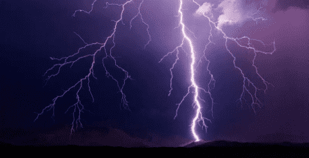 تفسير علمي يكشف سر أشكال البرق العديدة