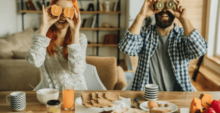 مقارنة غذائية: الكيوي والبرتقال.. أيهما أغنى بفيتامين C؟