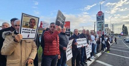 كفر ياسيف: إغلاق شارع 70 تنديدا باستفحال الجريمة وتواطؤ الشرطة واعتقال رئيس المجلس السابق