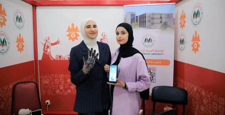 القفاز الذكي الناطق يمكن الصم والبكم من التواصل