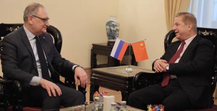 السفير عواد يبحث مع سفير جمهورية روسيا الاتحادية لدى الصين تطورات الأوضاع في فلسطين