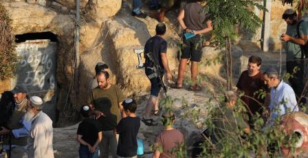 مستوطنون يقتحمون مسكناً في خربة الحلاوة ويخربون ألواح طاقة شمسية وأسواراً بمسافر يطا