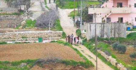 تمهيدا لتفجير منزل أسير: الاحتلال يجبر مواطنين على الإخلاء في دورا