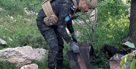 الشرطة تتعامل مع شظية صاروخية في الخليل