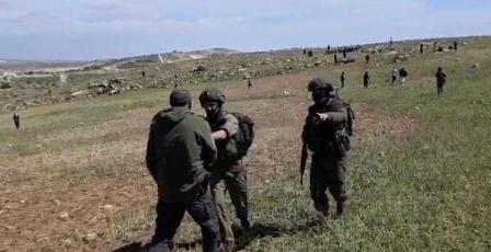 الاحتلال يعتقل مواطنا ونجليه عقب إطلاق مستوطنين ماشيتهم في أرضه بمسافر يطا