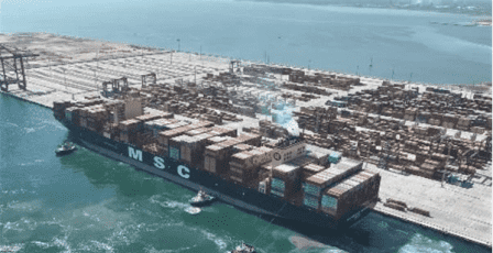 شحنة من الفولاذ العسكري في ميناء أبو قير في مصر بانتظار إعادة شحنها إلى شركات السلاح الإسرائيلية