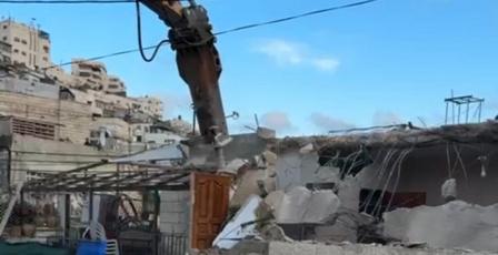 الاحتلال يُجبر مواطنا على هدم منزله في حي البستان ببلدة سلوان