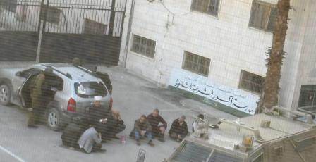 الخليل: قوات الاحتلال تعتقل وزير الأوقاف السابق وتحتجز صحفيا