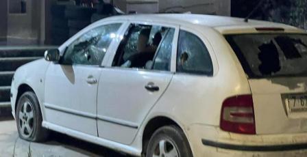 مستوطنون يهاجمون مركبات المواطنين شمال الخليل