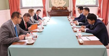 السفير عواد يلتقي مسؤولا صينيا ويطلعه على تطورات الأوضاع في فلسطين