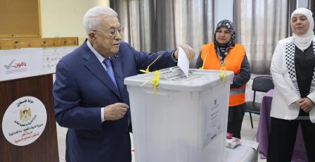 الرئيس عباس يدلي بصوته في الانتخابات المحلية بمدينة البيرة