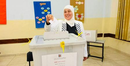 بالصور| غنام تدلي بصوتها في الانتخابات المحلية بدير دبوان