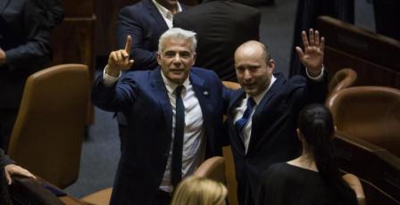 بينيت ولبيد يتّحدان بحزب واحد لخوض الانتخابات العامة