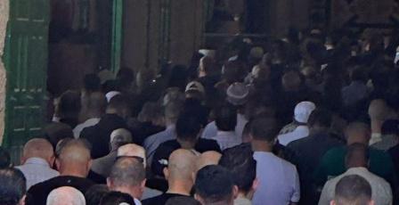 عشرات الآلاف يؤدون الجمعة في المسجد الأقصى