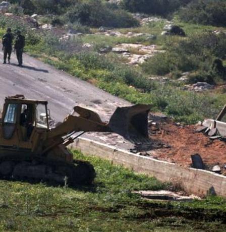 مستوطنون يواصلون أعمال التجريف في أراضي قصرة جنوب نابلس