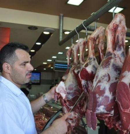 خاص| أزمة مؤقتة في سوق اللحوم بعد توقف مسلخ رام الله والبيرة