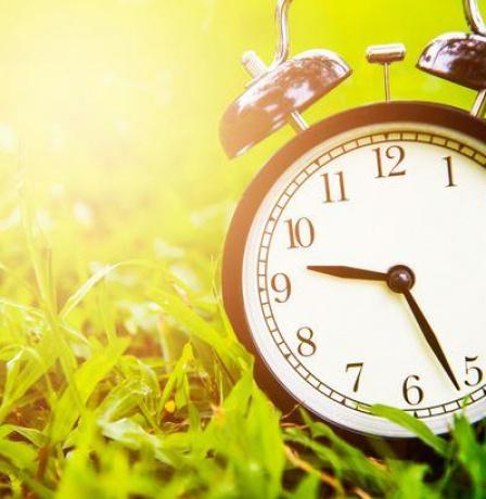 الحكومة تعلن موعد بدء التوقيت الصيفي في فلسطين 2026