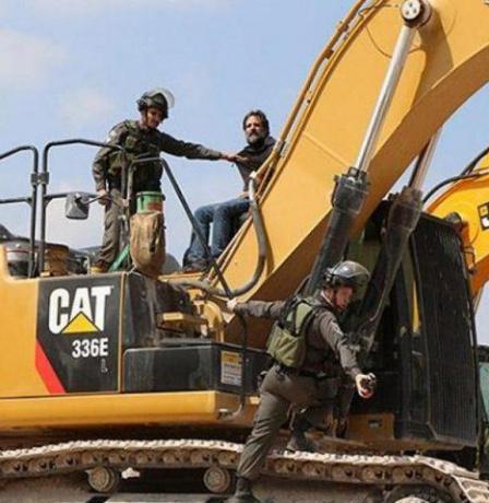 مستوطنون يستولون على جرافة ويعتدون على سائقها ويحتجزونه في عقربا جنوب نابلس