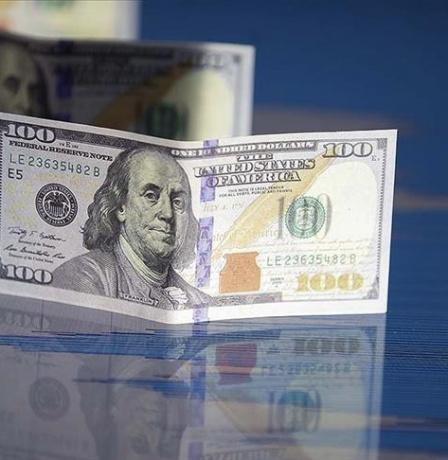 الدولار يتراجع مع توتر الأسواق وتقلص التوقعات برفع الفائدة