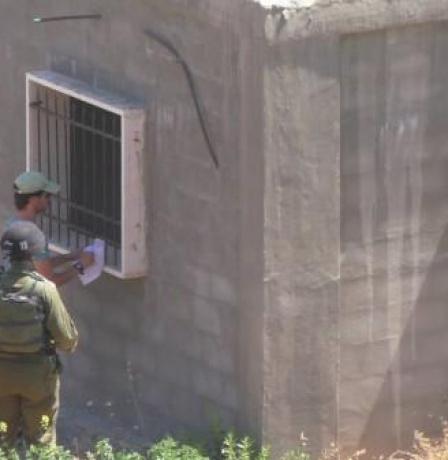 الاحتلال ينكل بشاب ويحول منزلا إلى ثكنة عسكرية غرب سلفيت