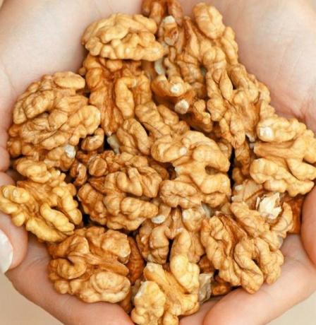 "أفضل المكسرات لصحة القلب: الجوز أم الفول السوداني؟"