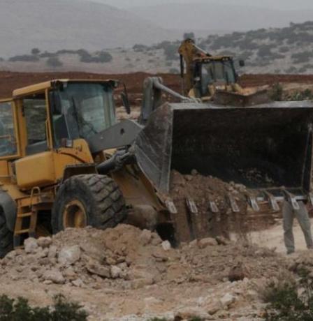 مستعمرون يحرثون أراضي زراعية في ترمسعيا شمال رام الله