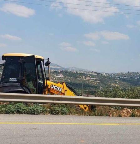 الاحتلال يشرع بتجريف أراضٍ شرق قلقيلية