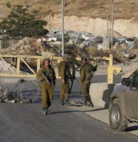 الاحتلال يغلق المدخل الوحيد لقرية برقا شرقي رام الله