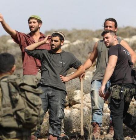 مستوطنون يهاجمون تجمع حلق الرمانة غرب أريحا