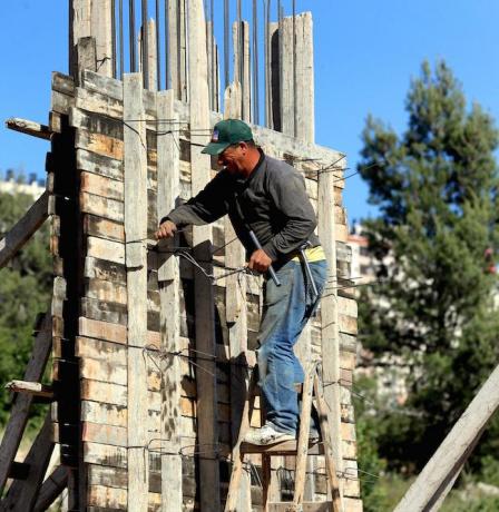 خاص | حقوق العمال الفلسطينيين بين التشريعات والتطبيق