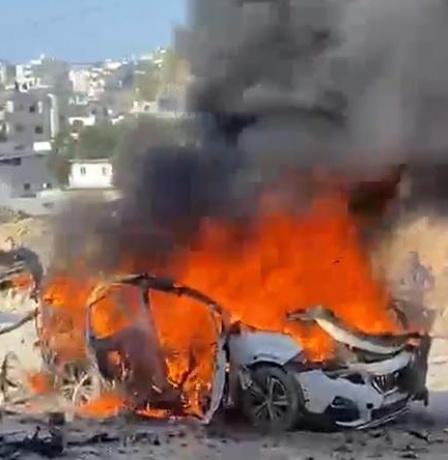 شهيد وجريح في غارة للاحتلال على مركبة جنوب لبنان