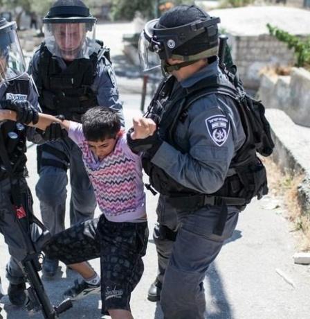 اعتقال طفل وإصابات خلال اقتحام الاحتلال بيت أمر