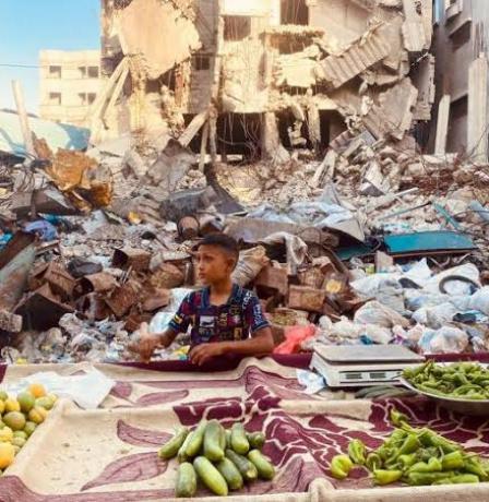 خاص| غزة تحت نار الحرب: مقايضة السلع وبيع النقود.. كيف يعيش الناس وسط شح السيولة؟
