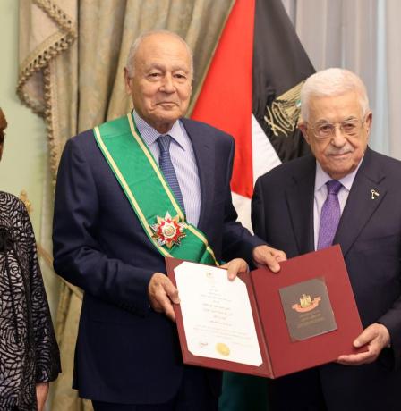 الرئيس عباس يقلد أحمد أبو الغيط الوشاح الأكبر من وسام دولة فلسطين