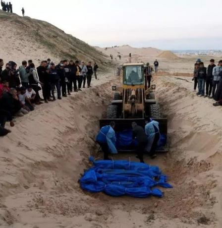 انتشال جثامين 25 شهيدا بينهم صحافية استُشهدوا خلال حرب الإبادة على قطاع غزة