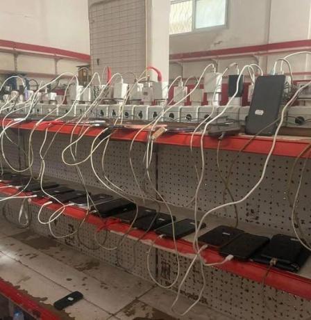 ثمن الشحن.. حين يصبح الهاتف عبئًا في غزة