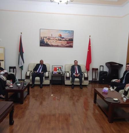 السفير عواد يستقبل رئيس هيئة مقاومة الجدار والاستيطان
