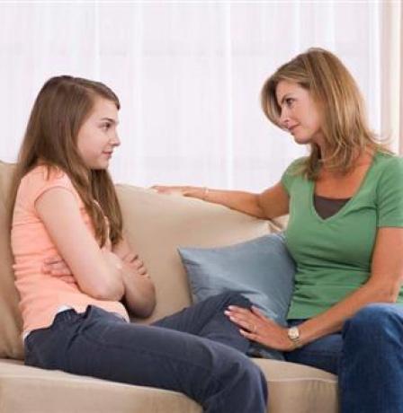 كيف تبني الأم علاقة صحية مع ابنتها في المراهقة؟ أخصائية تجيب لراية 