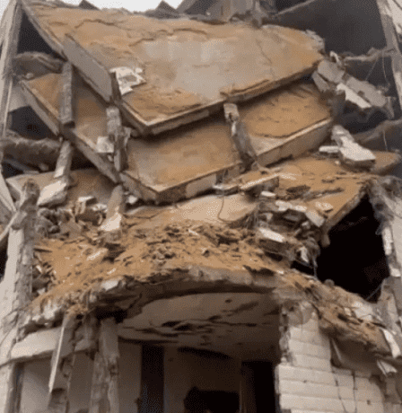 انهيار مبنيين متضررين من قصف سابق للاحتلال بمدينة غزة