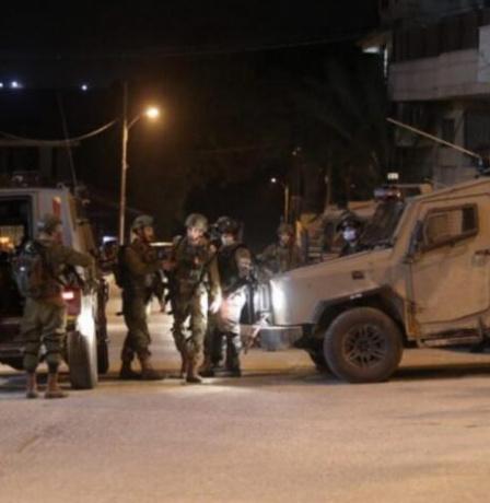 الاحتلال يعتقل سيدة ومسنا و4 أطفال من بلدتي يطا وبيت أمر بالخليل