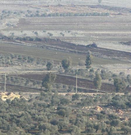 مستوطنون يحرثون أراضي في ترمسعيا شمال رام الله