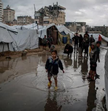 الأمطار والرياح تغرق وتقتلع خيام النازحين في قطاع غزة 