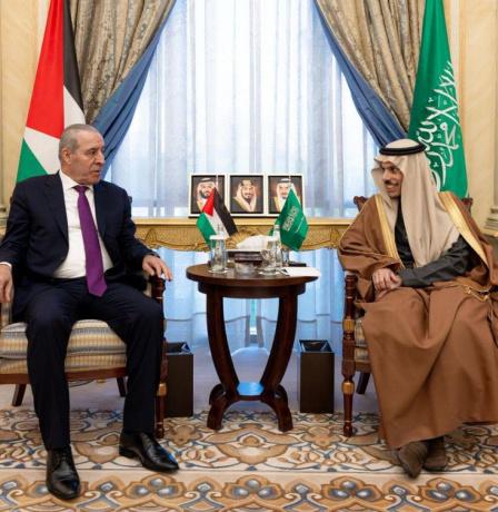 الشيخ يبحث مع وزير الخارجية السعودي تطورات الأوضاع بالضفة وغزة