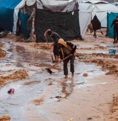 غزة: قصف بمناطق متفرقة وتفاقُم معاناة النازحين بفعل المنخفض