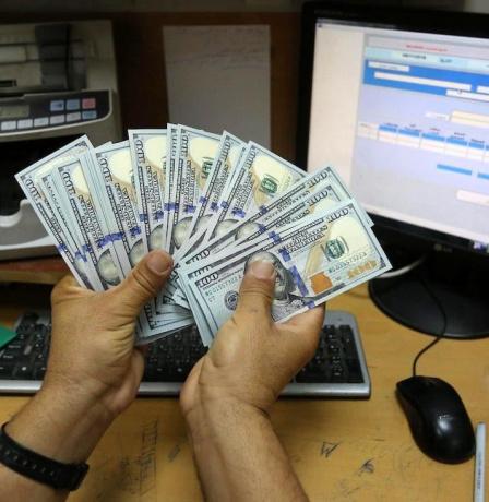 عشية الحرب: إسرائيل طلبت زيادة الأموال التي تحولها قطر لحماس