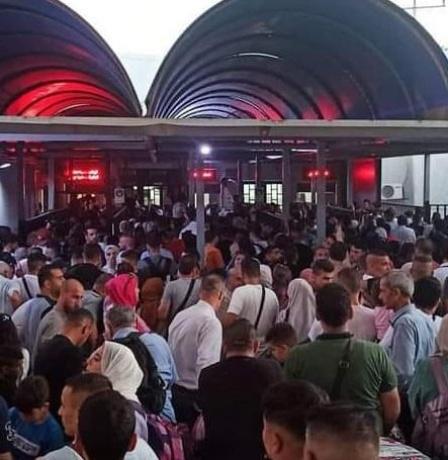 "عذاب الجسر" يعود بقسوة.. انتظار مرعب يتجاوز 11 ساعة على معبر الكرامة